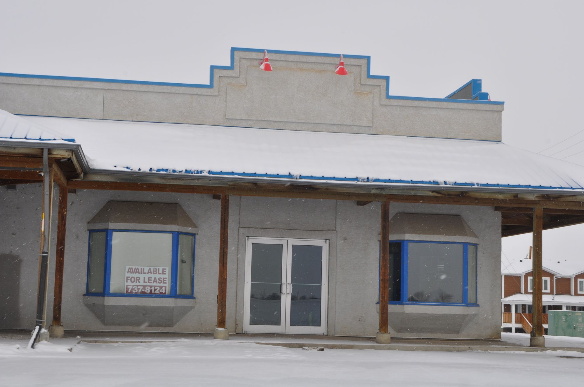 Unit 6, Moccasin Flats Plaza: adjoining storefront, closed